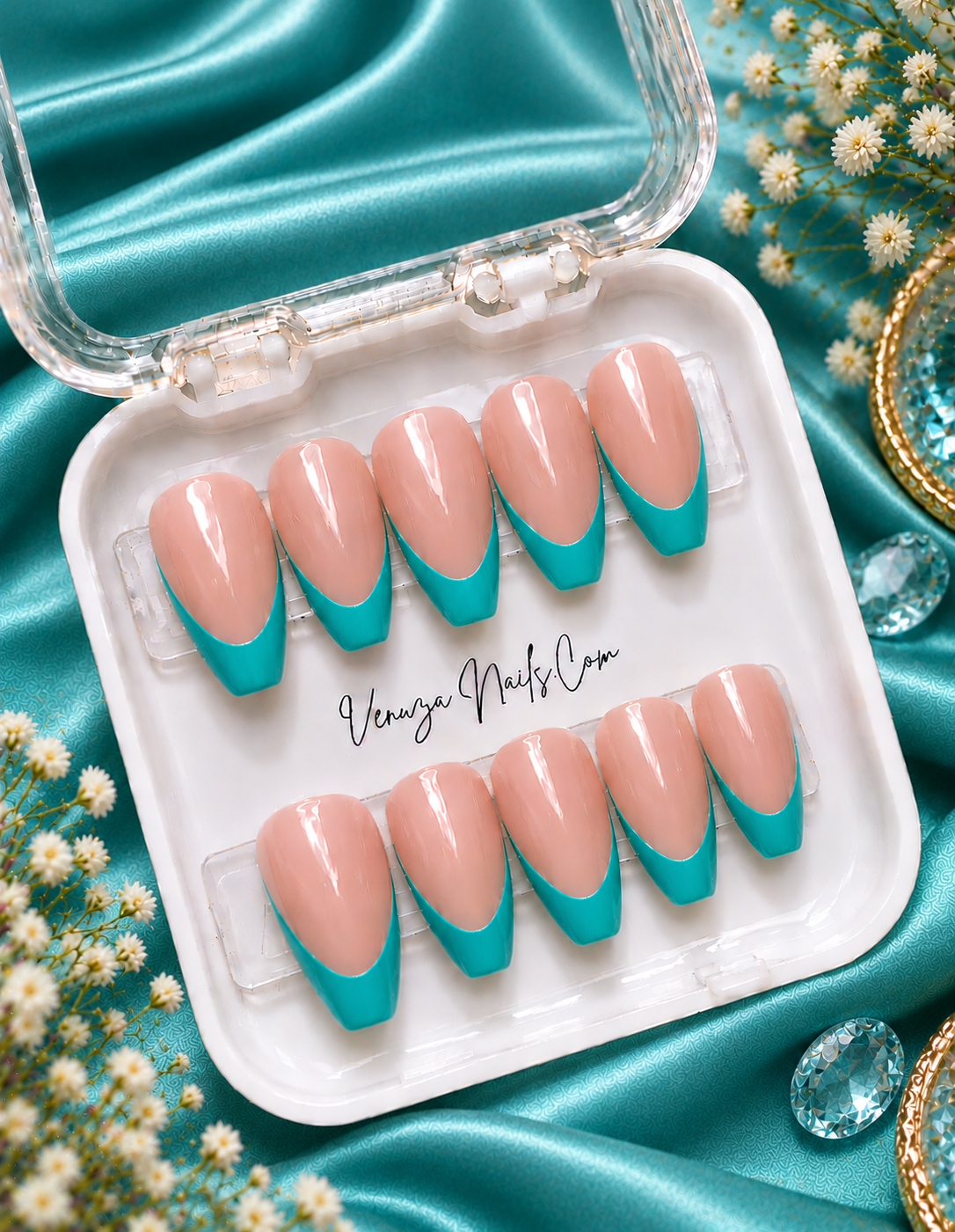Press-on nails forme coffin avec French manucure brillante, disponibles en turquoise– Venuza Nails