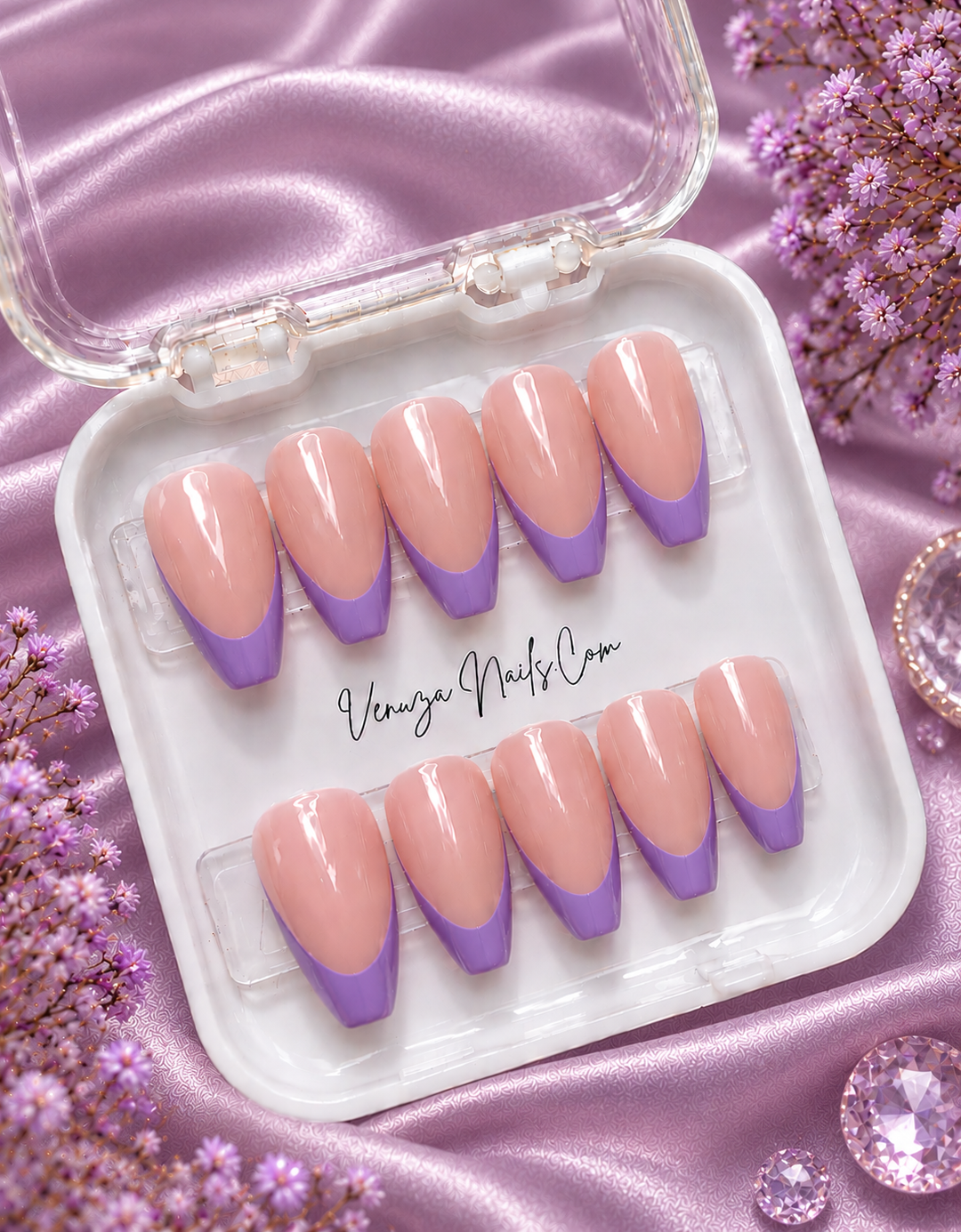 Press-on nails forme coffin avec French manucure brillante, disponibles en violet – Venuza Nails