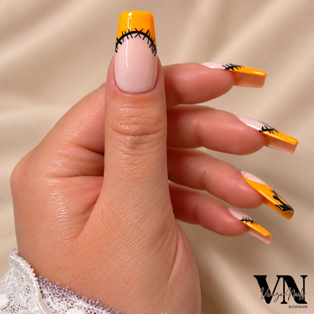 Nail art Boo! avec fantôme blanc, orange et coutures noires