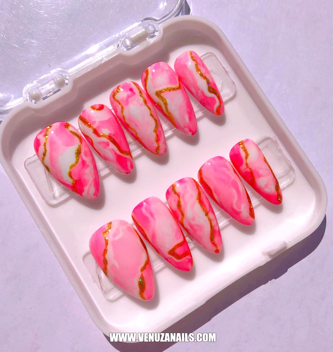 faux ongles rose marbrés dans leur boite