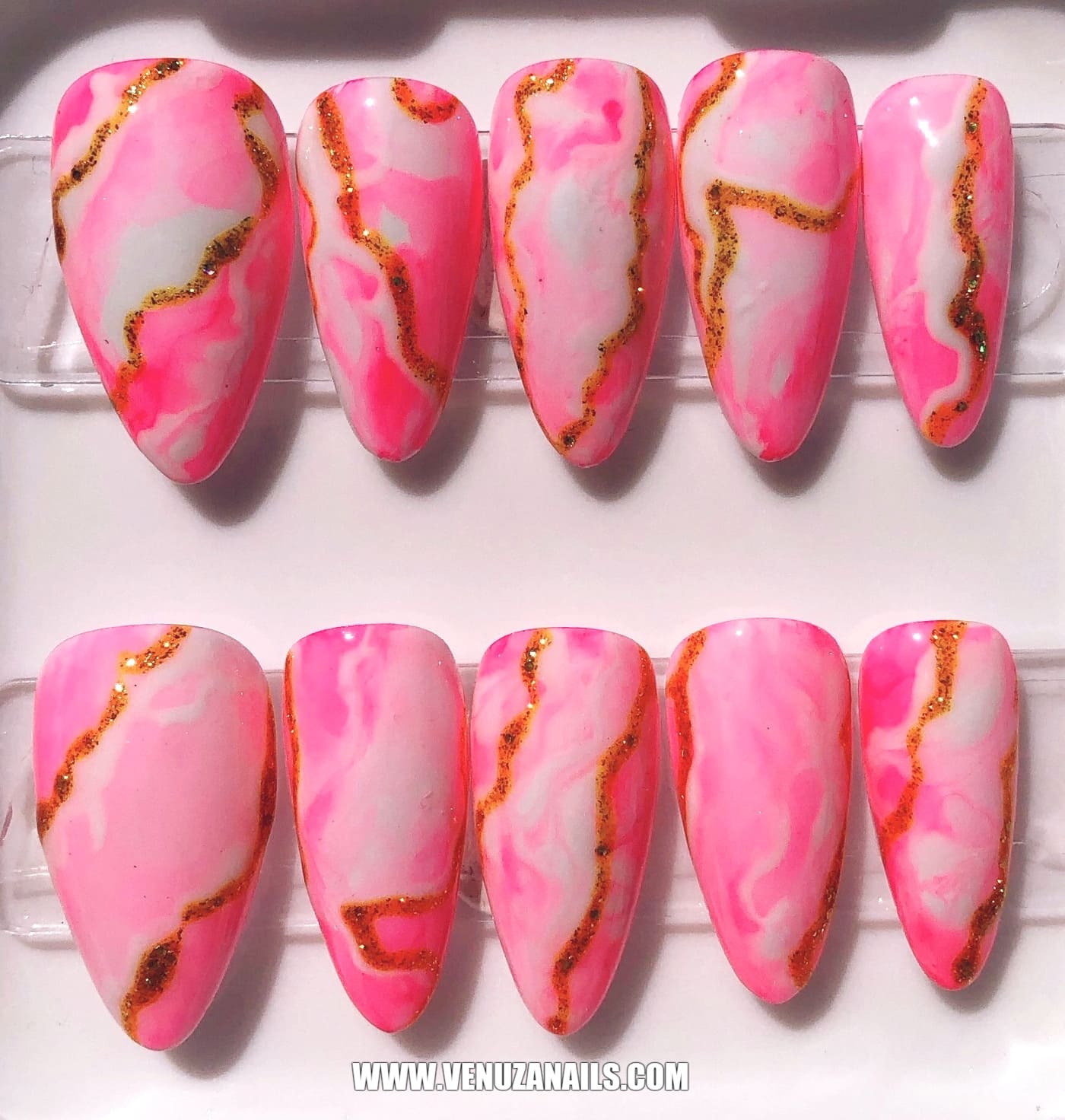 faux ongles rose marbrés dans leur boite