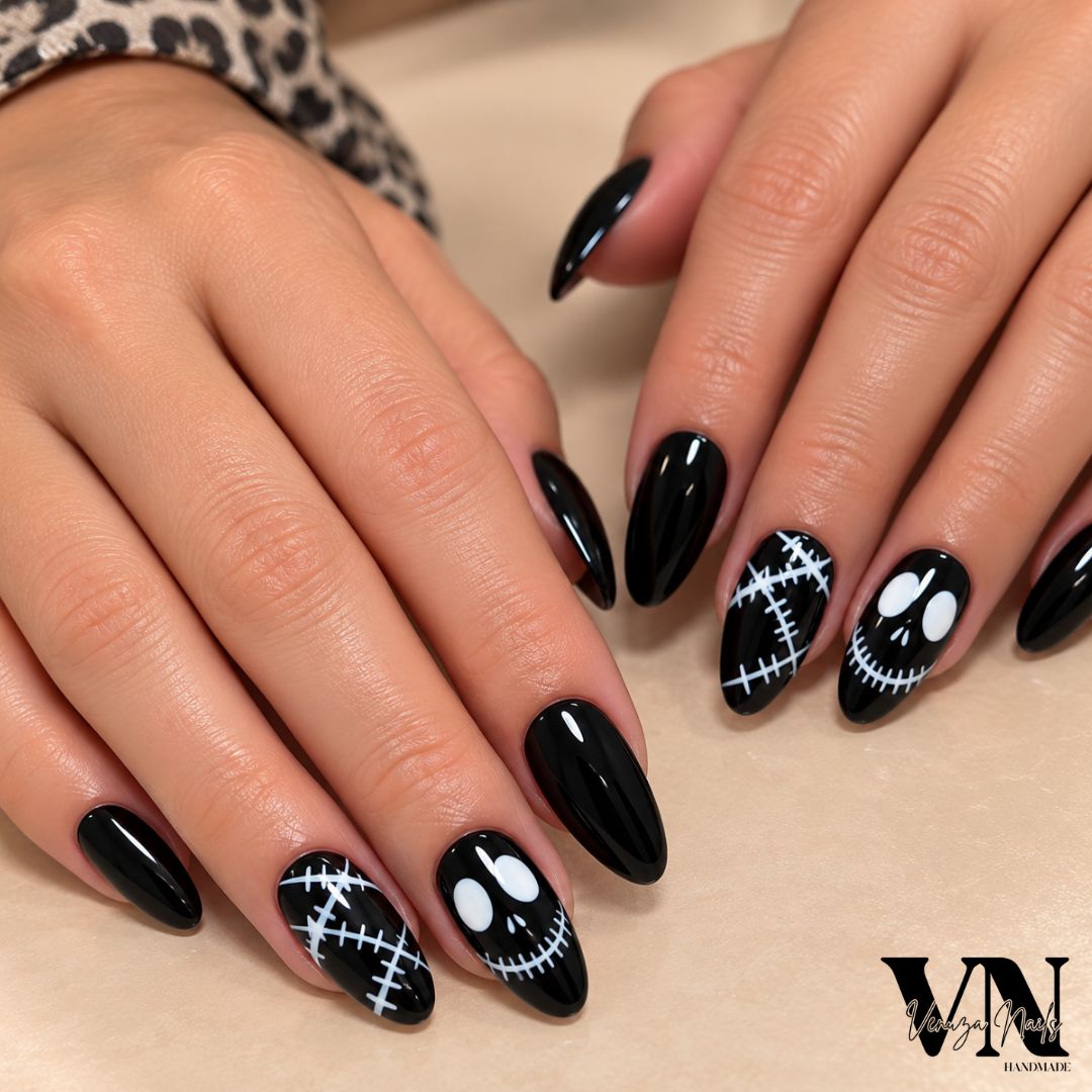 Ongles noirs Scary avec motif squelette et coutures blanches