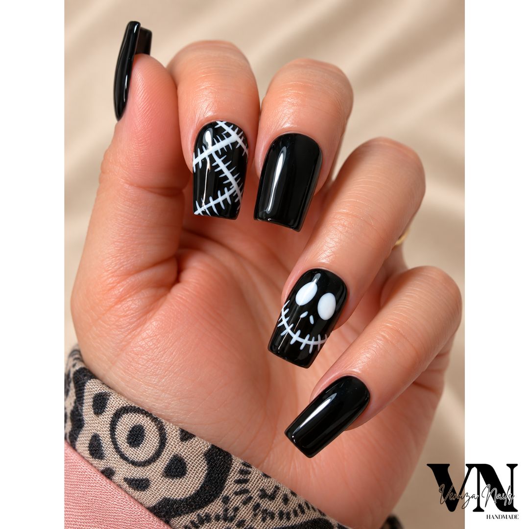 - Faux ongles Halloween noirs brillants avec nail art creepy