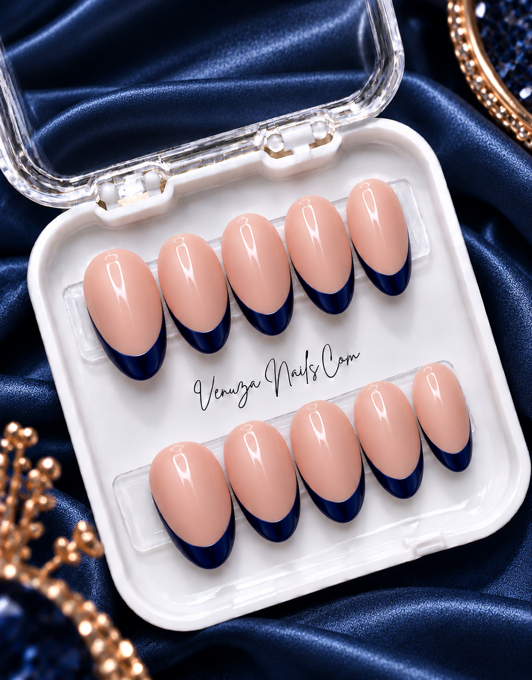 Ongles press-on ovales nude avec French manucure Bleu Marine, longueur medium, Venuza Nails