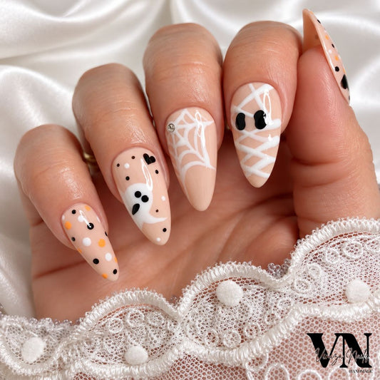 Faux ongles Little Ghost nude orange blanc et noir pour Halloween
