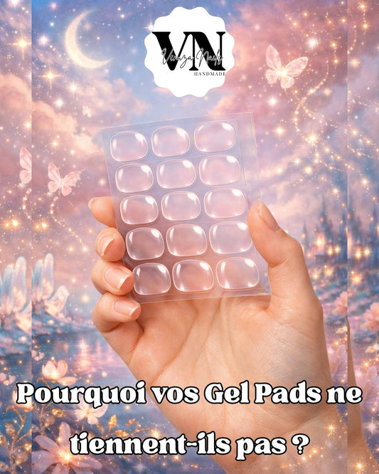 Main de femme tenant une plaquette de gel pads sur fond rose féérique, article de blog : pourquoi vos gel pads ne tiennent pas