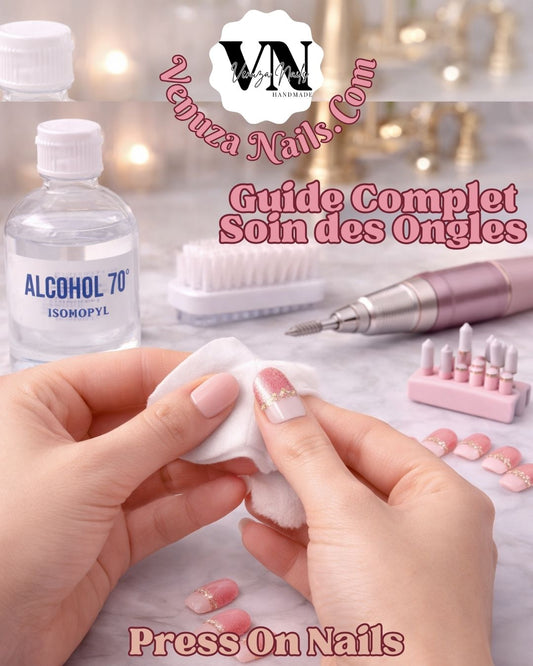 MAINS DE FEMME NETTOYANT SES PRESS ON NAILS DANS UNE SALLE DE BAIN LUXUEUSE