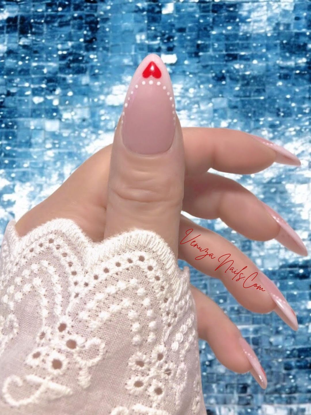 Faux ongles press-on rose nude à french blanche, nail art cœurs rouges et perles blanches, modèle romantique Venuza Nails.