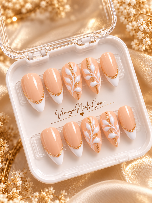 Kit de press-on nails nude pêche et or avec motifs végétaux blancs, présenté dans une boîte Venuza Nails.