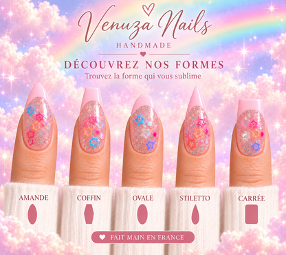 Faux ongles press-on  à French rose pâle et étoiles multicolores présentés en formes amande, coffin, ovale, stiletto et carrée.