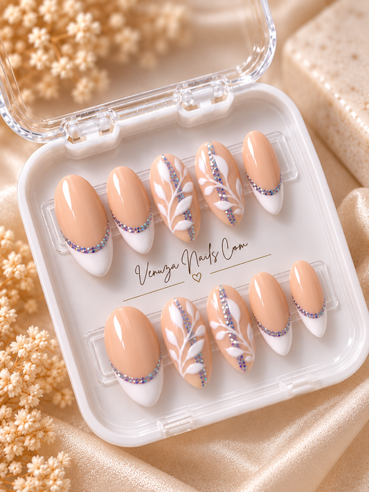 Set de 10 ongles sur-mesure dans leur boite . Faux ongles nude pêche avec French blanche, feuillage blanc en relief et paillettes holographiques argentées et multicolores, création artisanale Venuza Nails