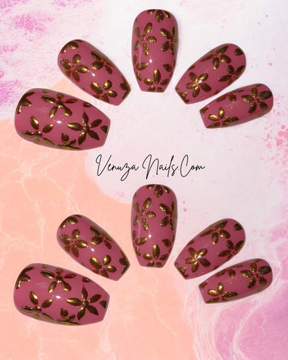 press on nails rose avec de fines fleurs dorées créations signées Venuza Nails