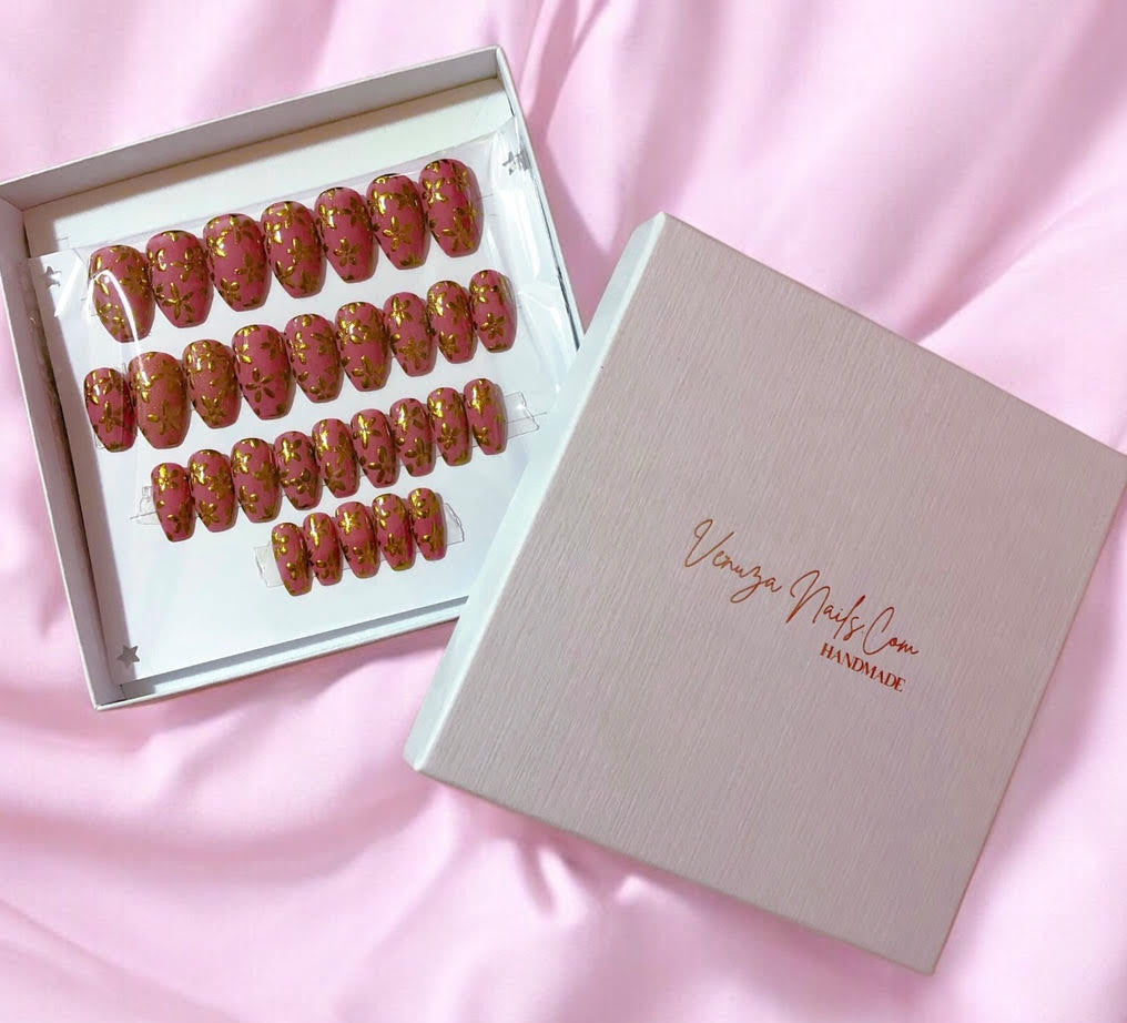kit de 30 ongles dans leur boite a bijoux blanche , beaux press on nails rose avec de fines fleurs dorées créations signées Venuza Nails