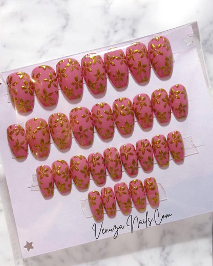 Kit de 30 ongles,  beaux press on nails rose avec de fines fleurs dorées créations signées Venuza Nails
