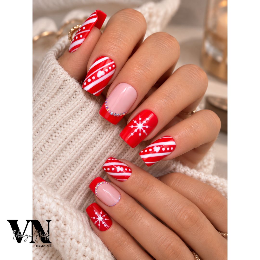 Manucure de Noël Santa en rouge et rose nude, décorée de rayures blanches, pois, cœurs et strass scintillants.