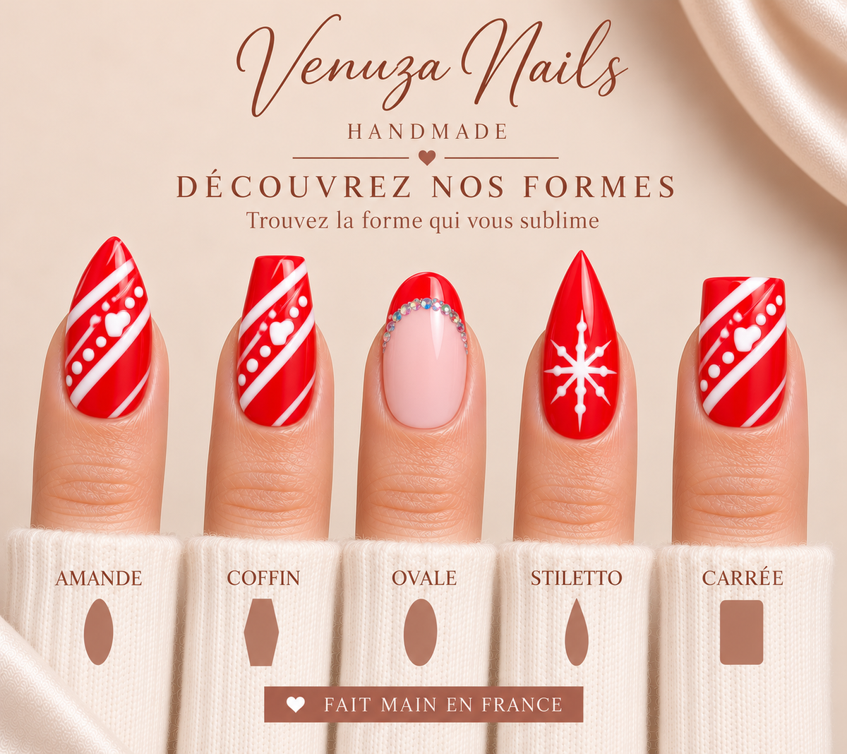 Manucure de Noël Santa en rouge et rose nude, décorée de rayures blanches, pois, cœurs et strass scintillants. Formes disponibles