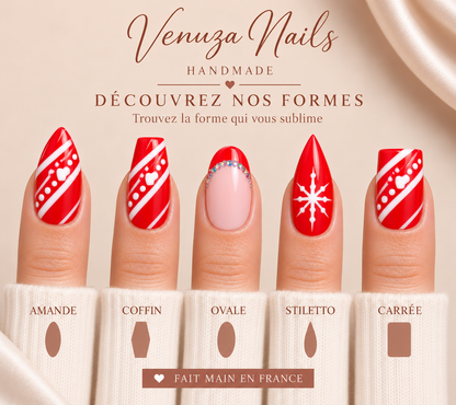 Manucure de Noël Santa en rouge et rose nude, décorée de rayures blanches, pois, cœurs et strass scintillants. Formes disponibles