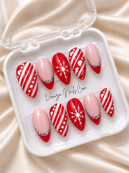 Press-on nails de Noël rouges et blancs Santa avec motifs rayés, petits cœurs, pois blancs et flocon de neige.