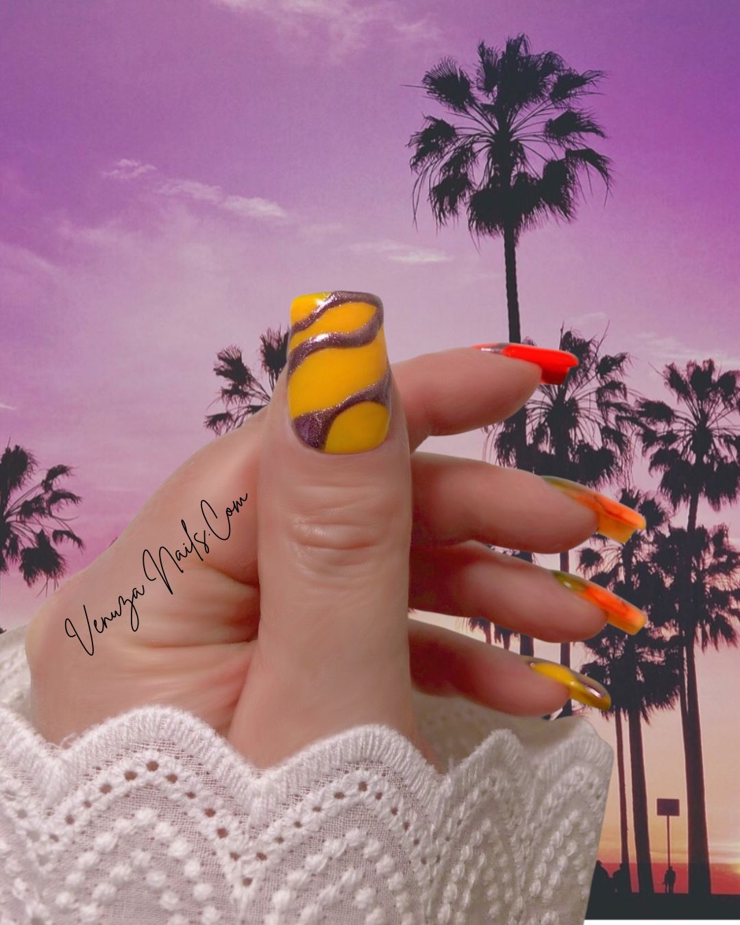 Press-on nails Caribbean Vibes base jaune et touches métallisées rose gold