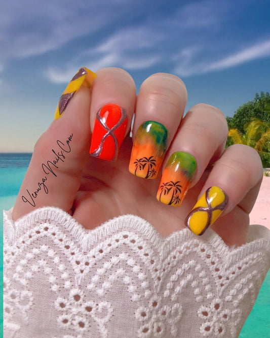 Press-on nails Caribbean Vibes aux dégradés tropicaux orange, jaune et vert avec motifs palmiers noirs et touches métallisées rosegold, fond plage 