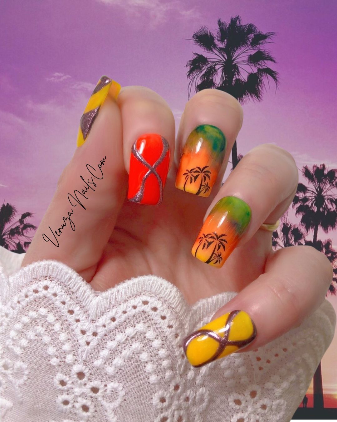 Press-on nails Caribbean Vibes aux dégradés tropicaux orange, jaune et vert avec motifs palmiers noirs et touches métallisées rosegold
