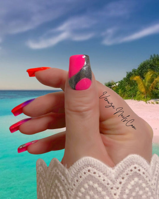 Press-on nails Caribbean Vibes aux dégradés tropicaux rose, violet et orange avec motifs palmiers noirs et détails métallisées argentées, fond coucher de soleil violet et palmiers.