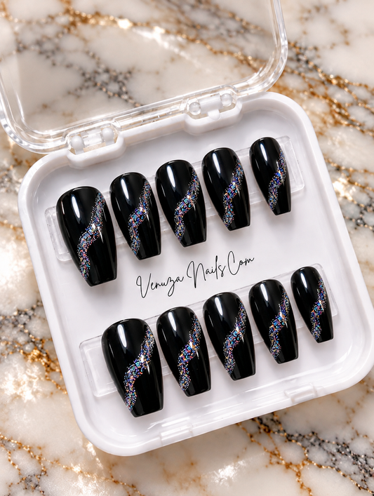 Texte alternatif – coffret :
Coffret de press-on nails Cassie noirs avec nail art pailleté multicolore