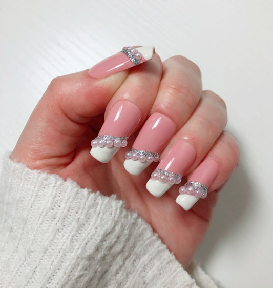 faux-ongles- French-Manucure-asymetrique-perles-nacre-ligne-argent-1