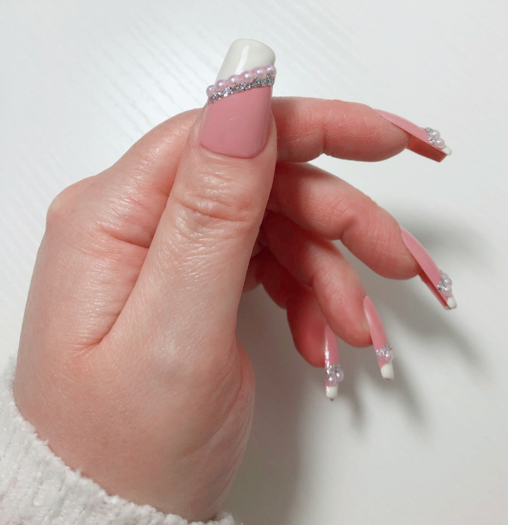 faux-ongles- French-Manucure-asymetrique-perles-nacre-ligne-argent-2