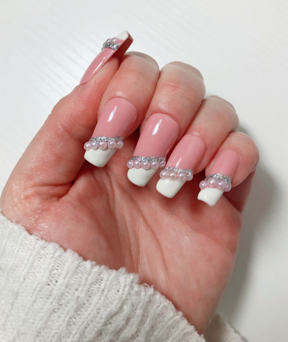 faux-ongles- French-Manucure-asymetrique-perles-nacre-ligne-argent-3