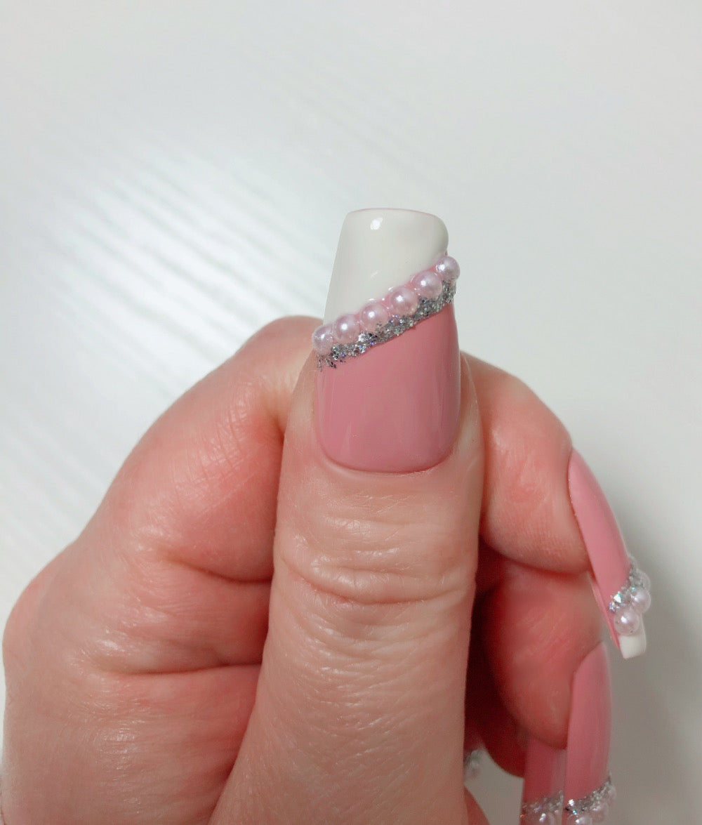 faux-ongles- French-Manucure-asymetrique-perles-nacre-ligne-argent-4
