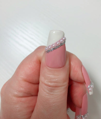 faux-ongles- French-Manucure-asymetrique-perles-nacre-ligne-argent-4