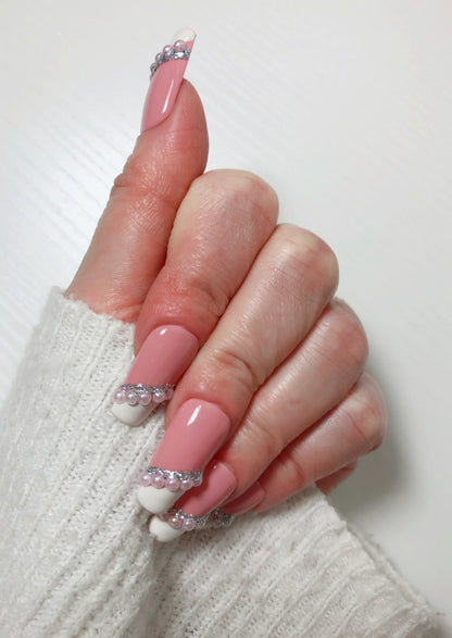 faux-ongles- French-Manucure-asymetrique-perles-nacre-ligne-argent-6