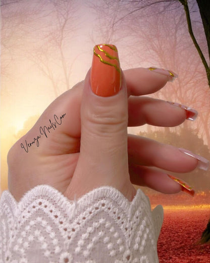 set de press on nails pour l'automne, nail-art renard, touche dorée au chrome, feuillage sur fond orangé, pour un look tres mignon et classy pour la saison