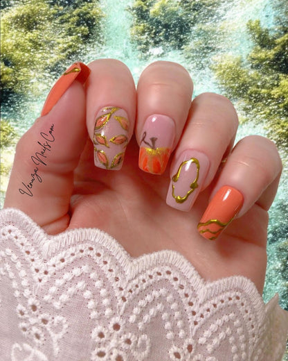 set de press on nails pour l'automne, nail-art renard, touche dorée au chrome, feuillage et citrouille sur fond orangé,et rose pale,  pour un look tres mignon et classy pour la saison