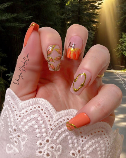 set de press on nails pour l'automne, nail-art renard, touche dorée au chrome, feuillage et citrouille, sur fond orangé, pour un look tres mignon et classy pour la saison