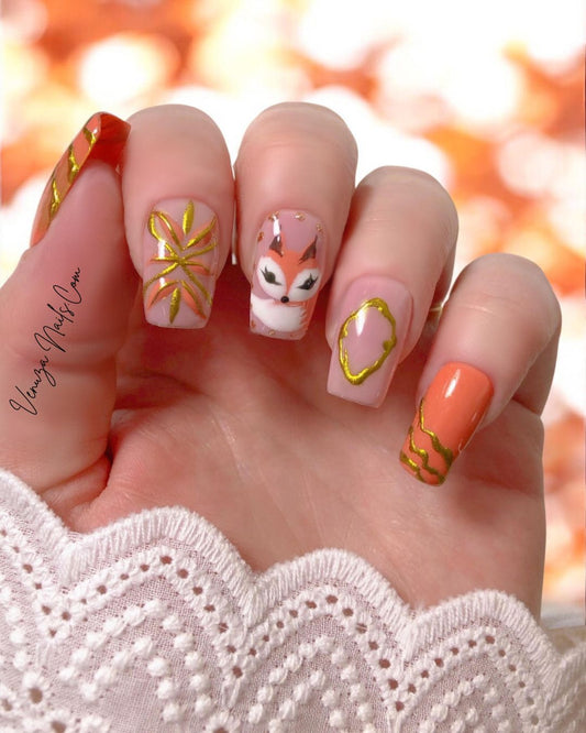 set de press on nails pour l'automne, nail-art renard, touche dorée au chrome, feuillage sur fond orangé, pour un look tres mignon et classy pour la saison