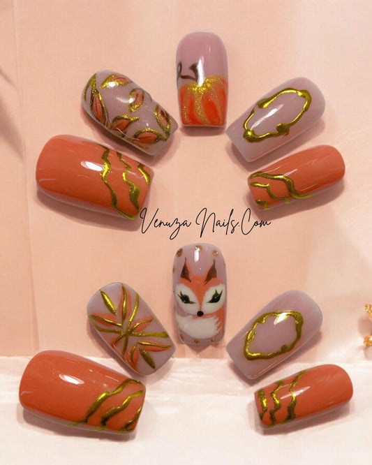 set de press on nails pour l'automne, nail-art renard, touche dorée au chrome, feuillage sur fond orangé, pour un look tres mignon et classy pour la saison