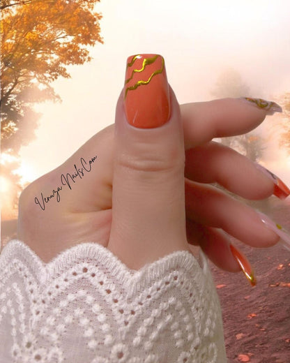 set de press on nails pour l'automne, nail-art renard, touche dorée au chrome, feuillage et citrouille sur fond orangé,et rose pale,  pour un look tres mignon et classy pour la saison
