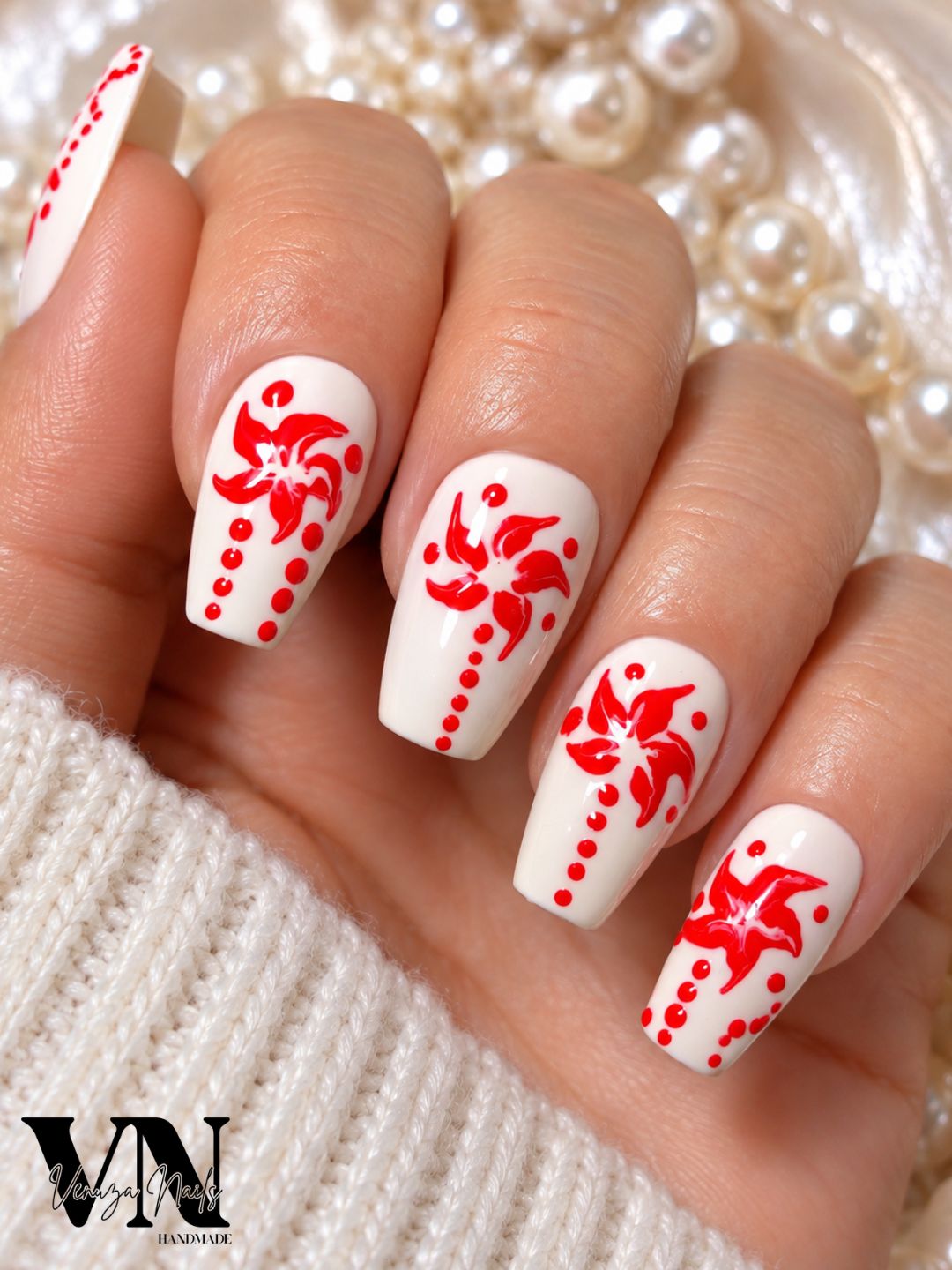 Press-on nails Amaryllis blancs avec nail art floral rouge et motifs de points