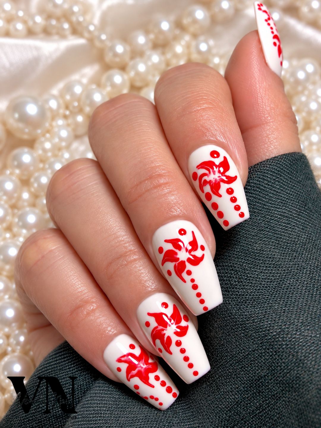Faux ongles Amaryllis blanc ivoire avec fleurs rouges et détails pointillés
