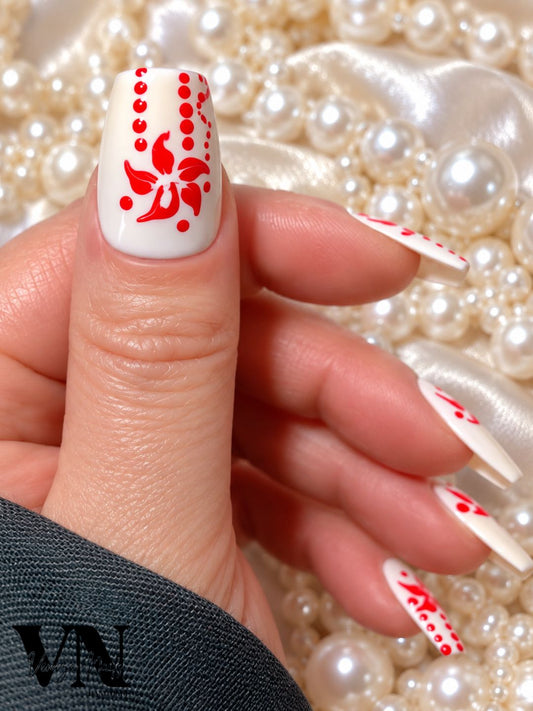 Faux ongles Amaryllis blanc ivoire avec fleurs rouges et détails pointillés
