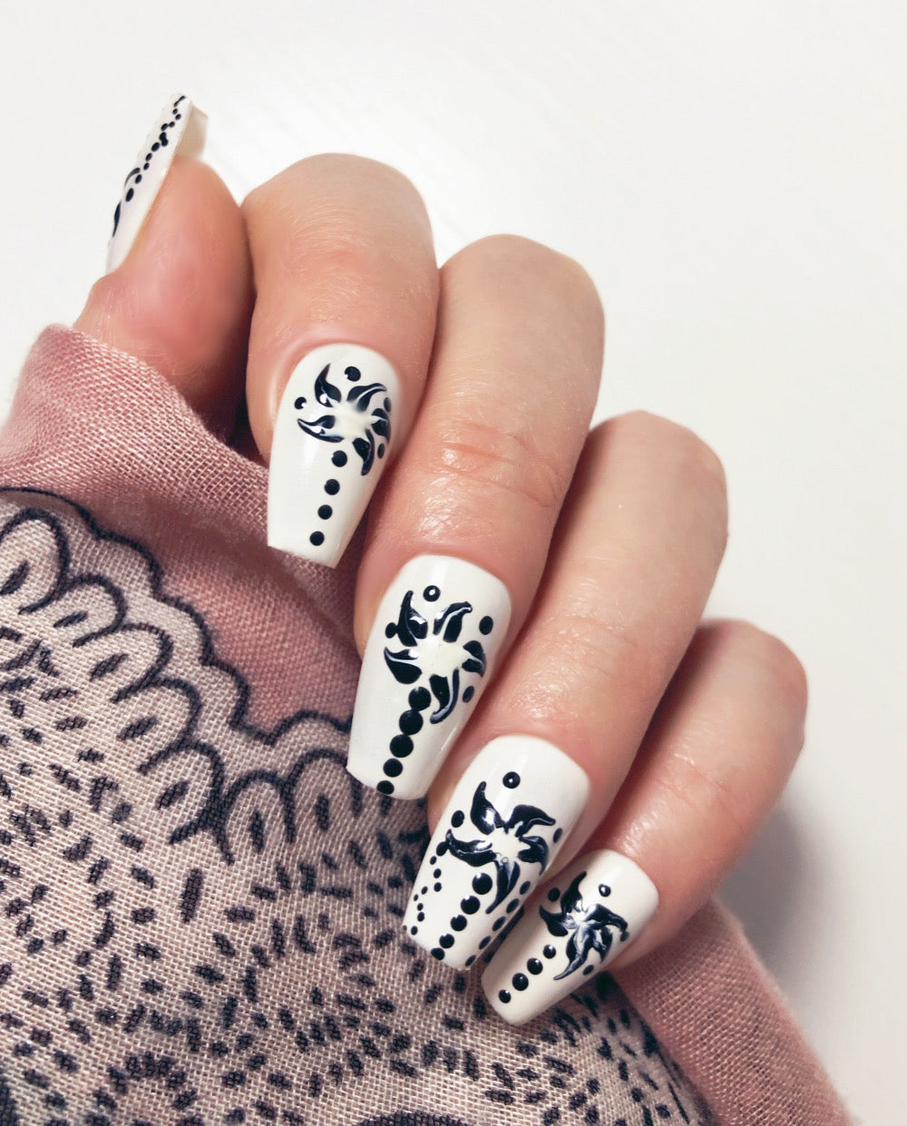 faux-ongles-blancs-fleur-de-lys-noire-3