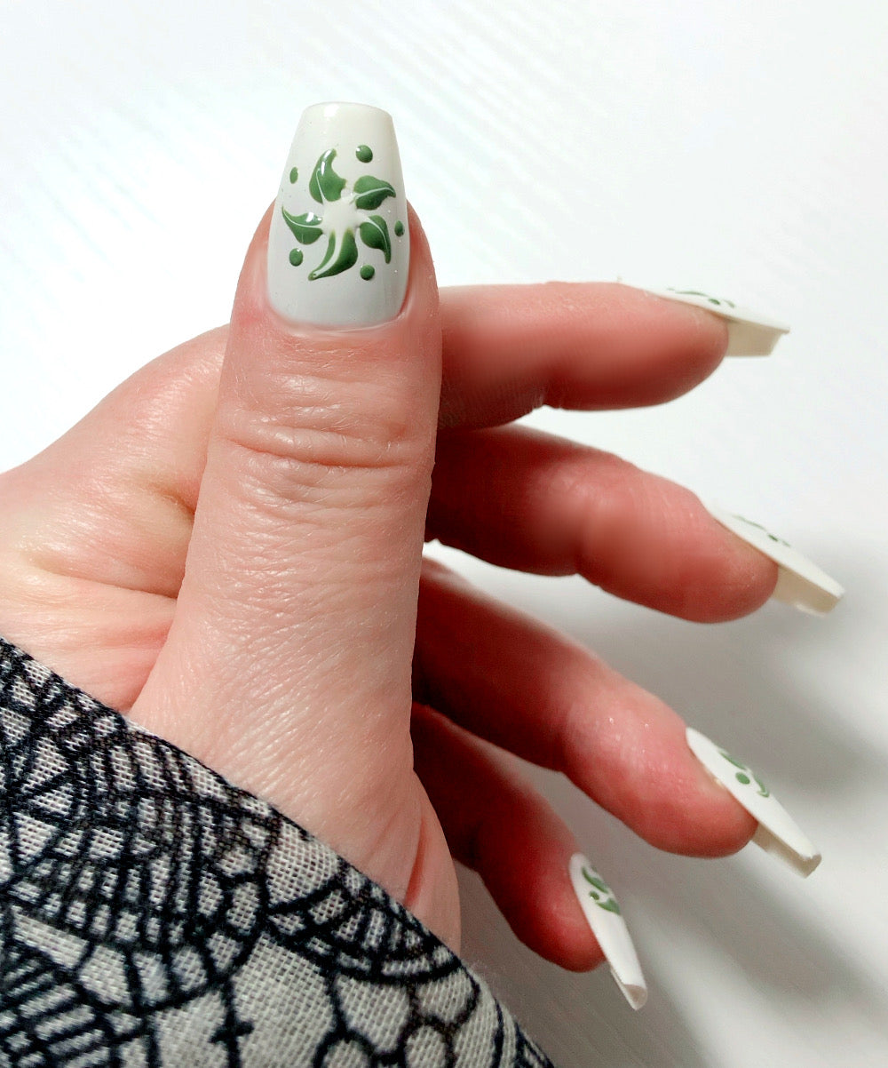 faux-ongles-blancs-fleurs-vertes-2