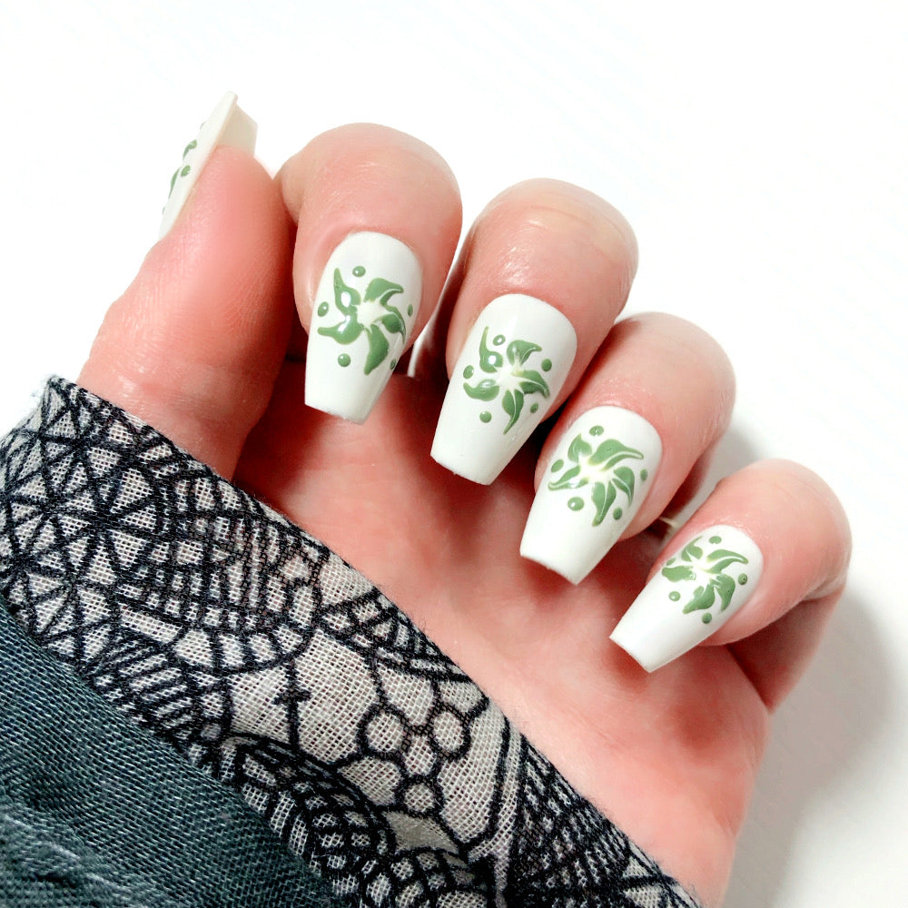faux-ongles-blancs-fleurs-vertes-3