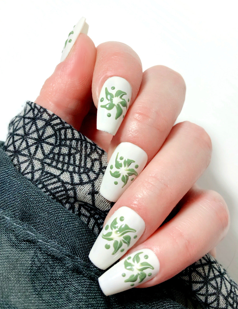 faux-ongles-blancs-fleurs-vertes-4