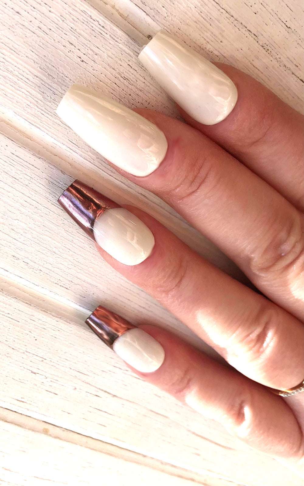 faux-ongles-blancs-french-manucure-cuivree-bronzy_03