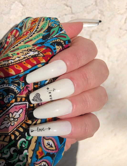 faux-ongles-blancs-french-manucure-noire-coeur-et-tags-never-love-2