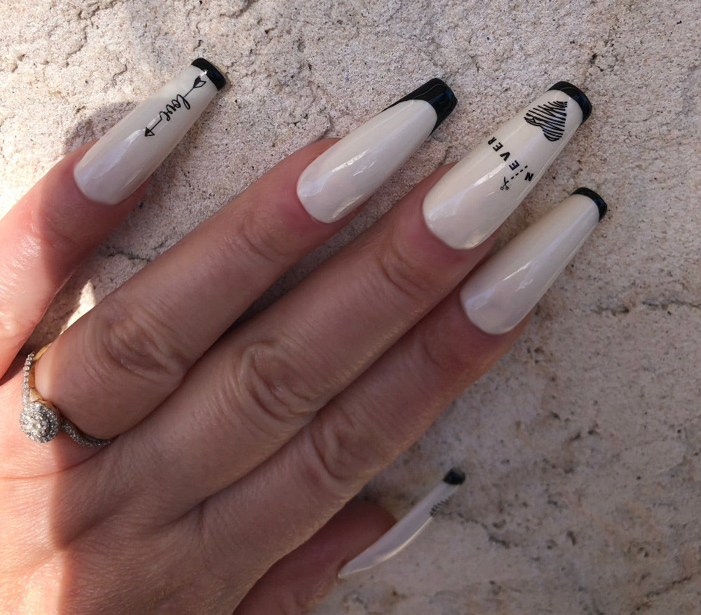 faux-ongles-blancs-french-manucure-noire-coeur-et-tags-never-love-3