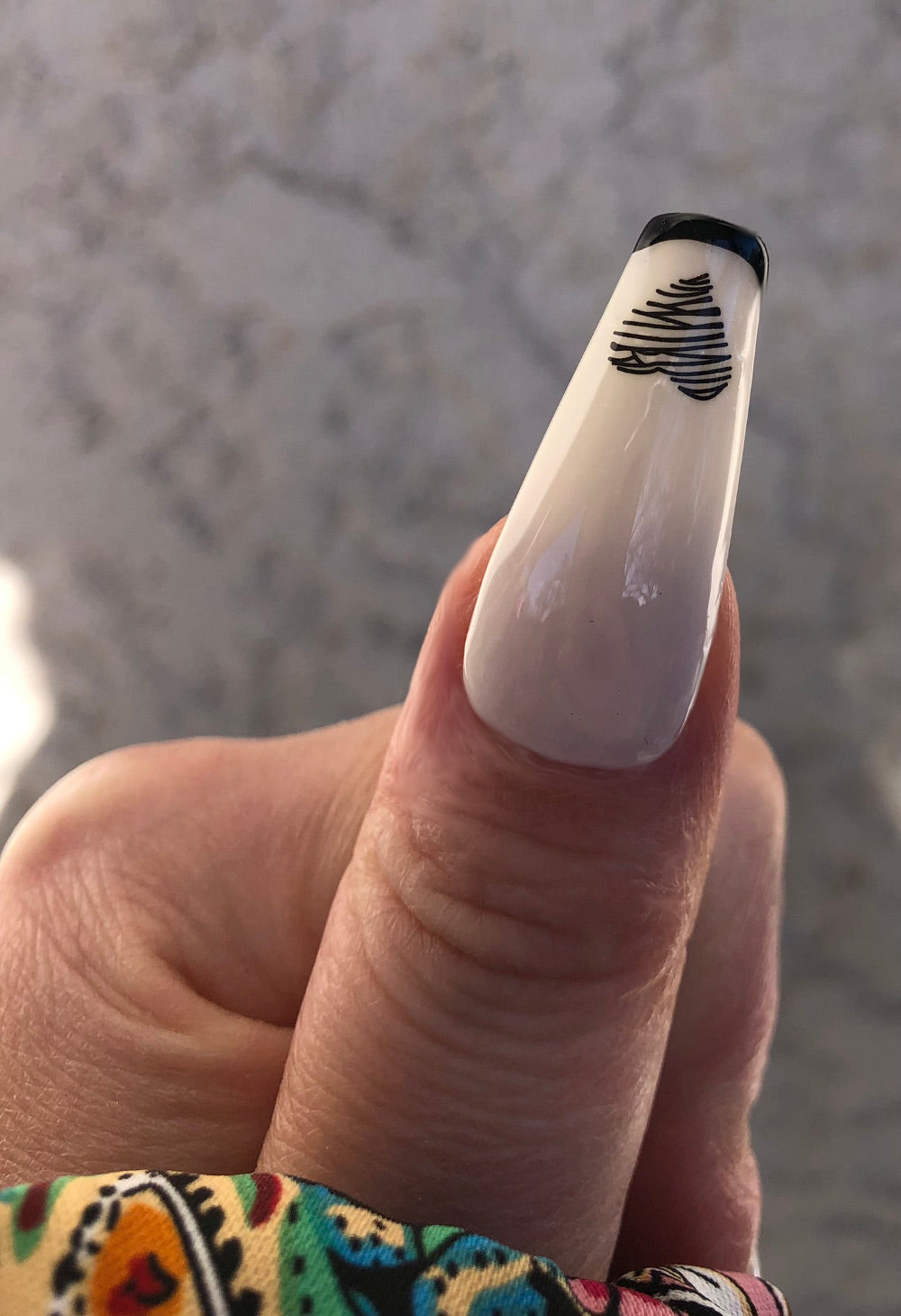 faux-ongles-blancs-french-manucure-noire-coeur-et-tags-never-love-4